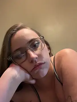 Snapshot of Esmerelda69 chatting on 11/28/25, 05:26 Esmerelda69 online show from 11/28/25, 05:26