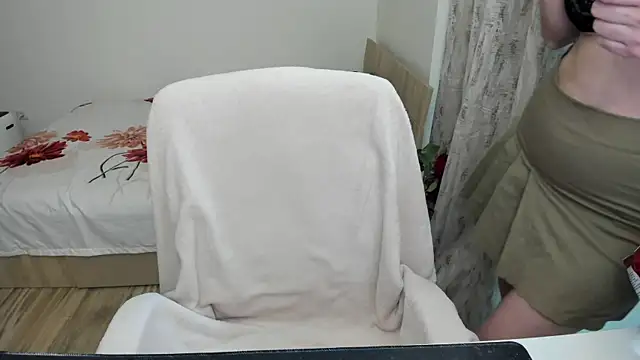 Snapshot of KrissLoona chatting on 06/11/26, 09:57 KrissLoona online show from 06/11/26, 09:57