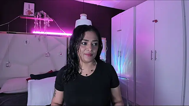 Inndrahot online show from 12/16/25, 03:44