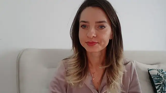 Snapshot of StyleSerene chatting on 11/18/25, 09:47 StyleSerene online show from 11/18/25, 09:47