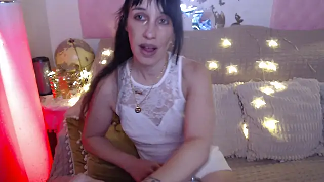 Snapshot of -carla- chatting on 12/16/24, 04:38 -carla- online show from 12/16/24, 04:38