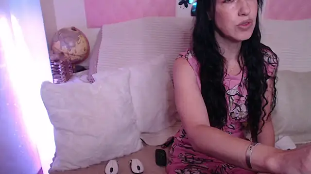 Snapshot of -carla- chatting on 10/10/25, 04:33 -carla- online show from 10/10/25, 04:33