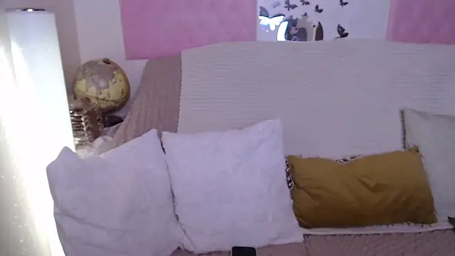 Snapshot of -carla- chatting on 10/23/25, 04:56 -carla- online show from 10/23/25, 04:56