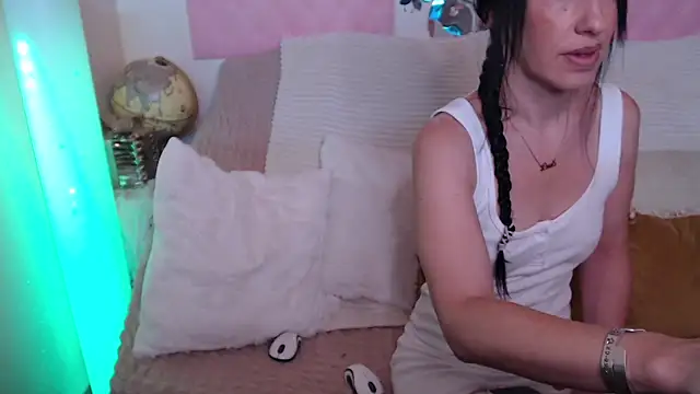 Snapshot of -carla- chatting on 10/30/25, 03:13 -carla- online show from 10/30/25, 03:13