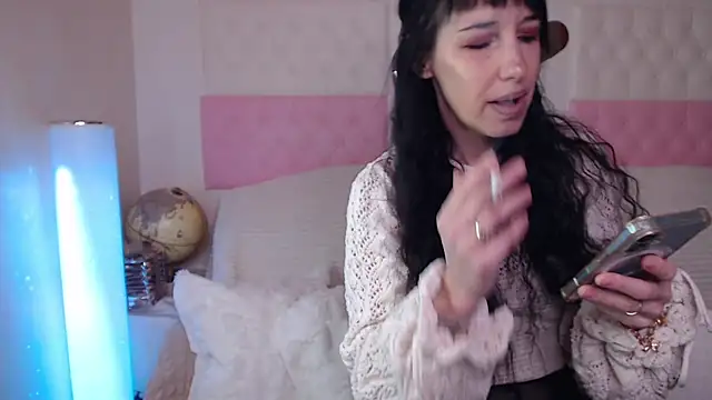 Snapshot of -carla- chatting on 11/19/25, 05:40 -carla- online show from 11/19/25, 05:40