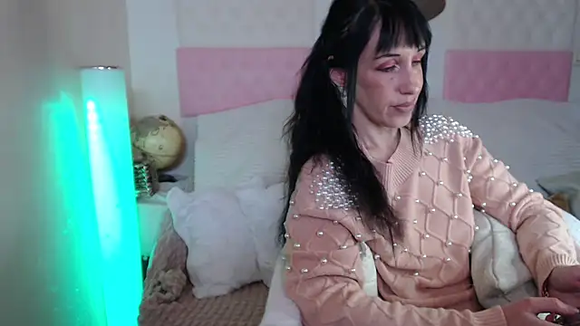 Snapshot of -carla- chatting on 11/23/25, 08:14 -carla- online show from 11/23/25, 08:14