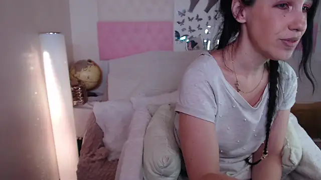 Snapshot of -carla- chatting on 11/26/25, 02:40 -carla- online show from 11/26/25, 02:40