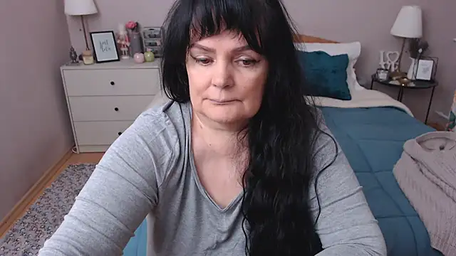 Snapshot of LeveMe2Nightt chatting on 12/17/25, 01:17 LeveMe2Nightt online show from 12/17/25, 01:17