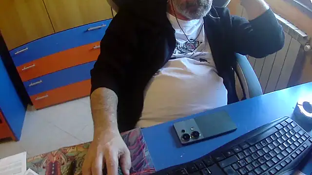 Snapshot of Tango128 chatting on 04/21/26, 08:31 Tango128 online show from 04/21/26, 08:31