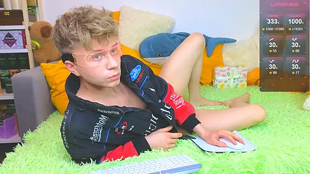 Snapshot of LandelRay chatting on 03/19/26, 06:45 LandelRay online show from 03/19/26, 06:45