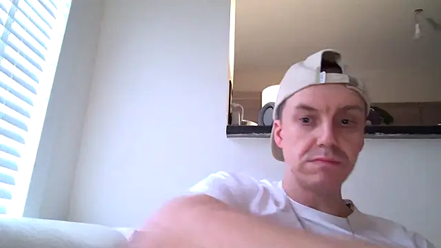 Snapshot of ploki2180 chatting on 11/15/25, 03:08 ploki2180 online show from 11/15/25, 03:08