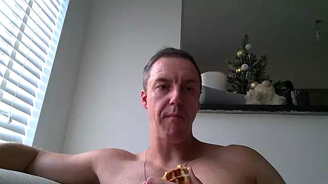 Snapshot of ploki2180 chatting on 12/21/25, 12:01 ploki2180 online show from 12/21/25, 12:01