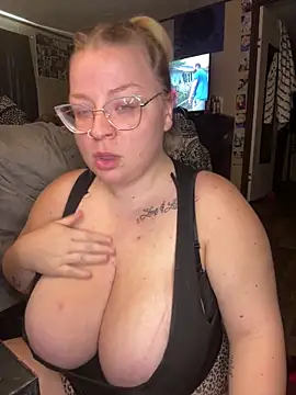 Snapshot of Blondiee_x chatting on 09/10/25, 05:57 Blondiee x online show from 09/10/25, 05:57