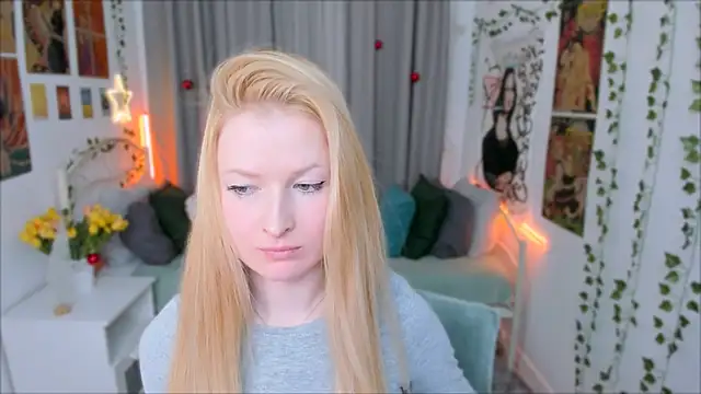 Laly Peach online show from 12/24/24, 07:00