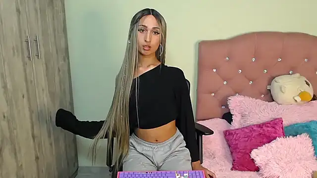 Snapshot of camy_doll chatting on 12/05/24, 01:36 camy doll online show from 12/05/24, 01:36