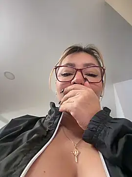 Snapshot of DIANITA_1988 chatting on 04/22/26, 02:40 DIANITA 1988 online show from 04/22/26, 02:40
