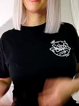 Snapshot of Fuck-Gina chatting on 12/17/25, 11:16 Fuck-Gina online show from 12/17/25, 11:16