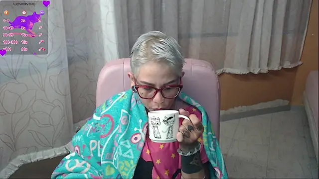 Snapshot of moon_cat85 chatting on 06/20/26, 01:36 moon cat85 online show from 06/20/26, 01:36