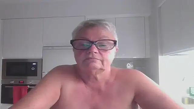 GrannyChrissy68 online show from 10/09/25, 07:45