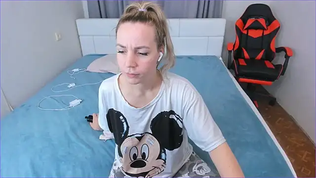 Snapshot of DreamGirl225 chatting on 11/15/25, 08:16 DreamGirl225 online show from 11/15/25, 08:16