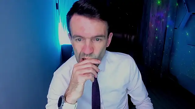 Snapshot of SteveTiger chatting on 10/26/25, 03:23 SteveTiger online show from 10/26/25, 03:23