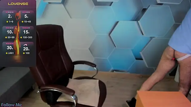 Snapshot of SteveTiger chatting on 11/28/25, 08:17 SteveTiger online show from 11/28/25, 08:17