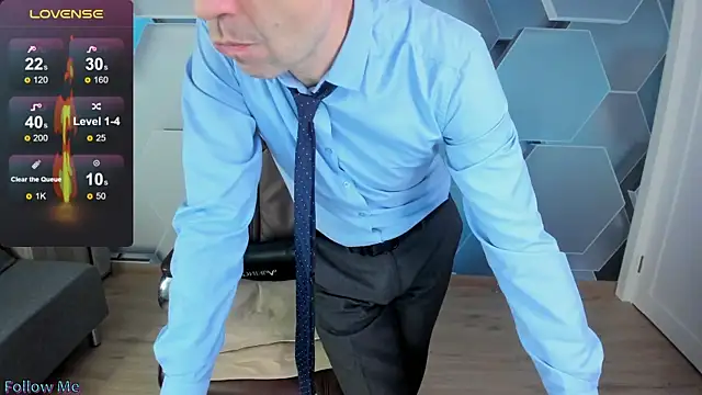 Snapshot of SteveTiger chatting on 12/03/25, 10:46 SteveTiger online show from 12/03/25, 10:46