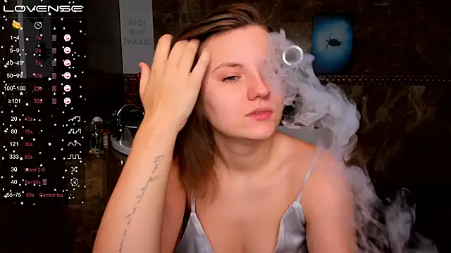 Snapshot of MelindaTin chatting on 12/11/24, 01:47 MelindaTin online show from 12/11/24, 01:47