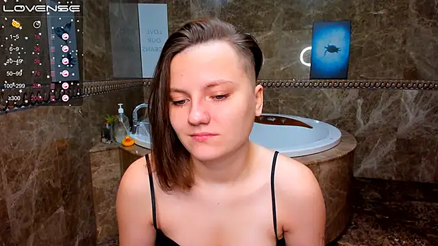 Snapshot of MelindaTin chatting on 10/12/25, 02:21 MelindaTin online show from 10/12/25, 02:21