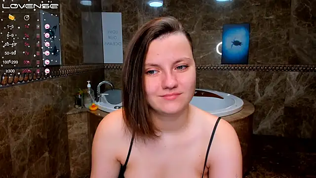 Snapshot of MelindaTin chatting on 10/19/25, 12:11 MelindaTin online show from 10/19/25, 12:11