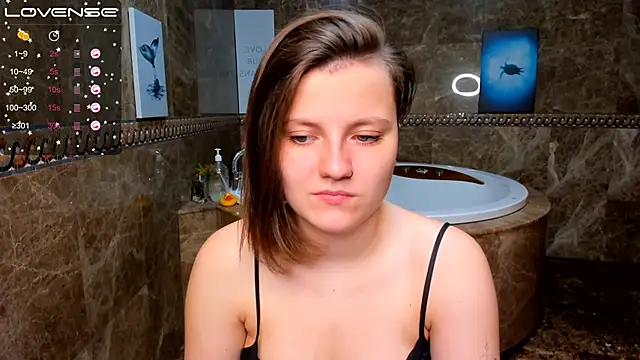 Snapshot of MelindaTin chatting on 10/31/25, 12:33 MelindaTin online show from 10/31/25, 12:33