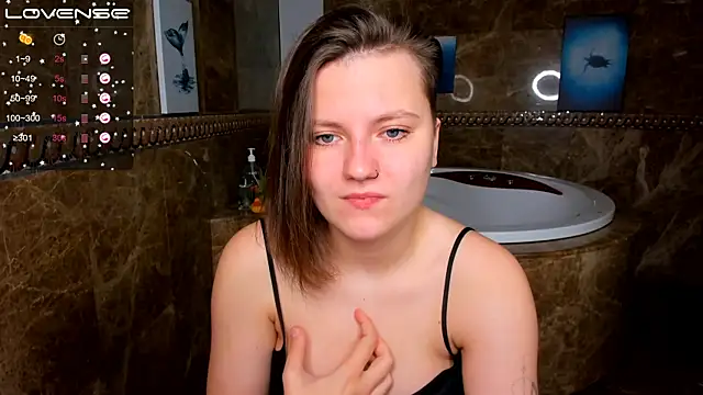 Snapshot of MelindaTin chatting on 11/08/25, 12:33 MelindaTin online show from 11/08/25, 12:33