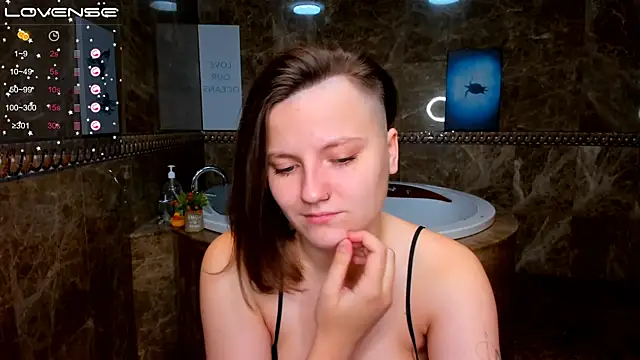 Snapshot of MelindaTin chatting on 11/12/25, 01:06 MelindaTin online show from 11/12/25, 01:06