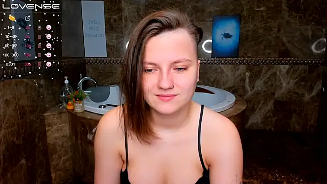 Snapshot of MelindaTin chatting on 11/15/25, 12:52 MelindaTin online show from 11/15/25, 12:52