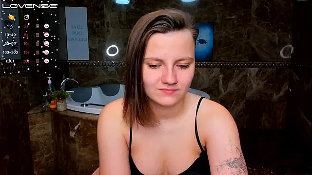 Snapshot of MelindaTin chatting on 11/16/25, 01:44 MelindaTin online show from 11/16/25, 01:44