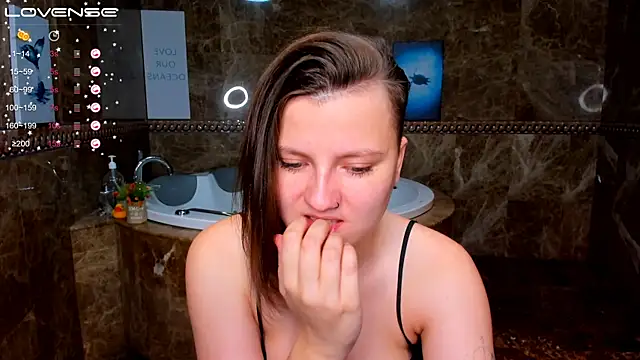 Snapshot of MelindaTin chatting on 11/24/25, 12:32 MelindaTin online show from 11/24/25, 12:32