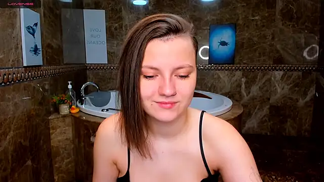 Snapshot of MelindaTin chatting on 12/02/25, 01:33 MelindaTin online show from 12/02/25, 01:33