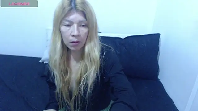 Snapshot of Dulce-Bella chatting on 04/19/26, 03:11 Dulce-Bella online show from 04/19/26, 03:11