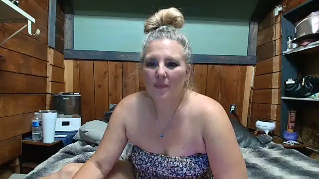 Snapshot of lisaxlovexxx chatting on 06/10/26, 04:45 lisaxlovexxx online show from 06/10/26, 04:45