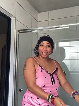 Snapshot of CurvyDesire1 chatting on 10/17/25, 05:54 CurvyDesire1 online show from 10/17/25, 05:54