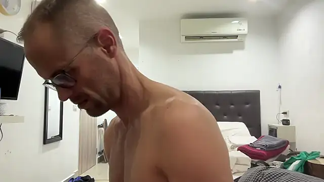 Snapshot of CamCrestXXX chatting on 12/10/24, 11:11 CamCrestXXX online show from 12/10/24, 11:11