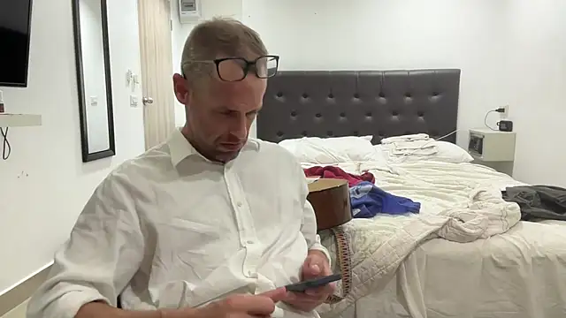 Snapshot of CamCrestXXX chatting on 12/13/24, 04:33 CamCrestXXX online show from 12/13/24, 04:33