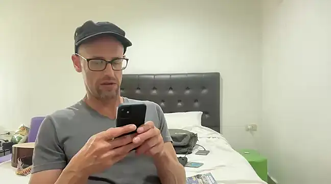 Snapshot of CamCrestXXX chatting on 12/20/24, 06:40 CamCrestXXX online show from 12/20/24, 06:40