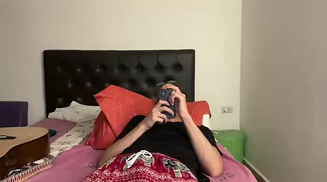 Snapshot of CamCrestXXX chatting on 01/15/25, 04:00 CamCrestXXX online show from 01/15/25, 04:00