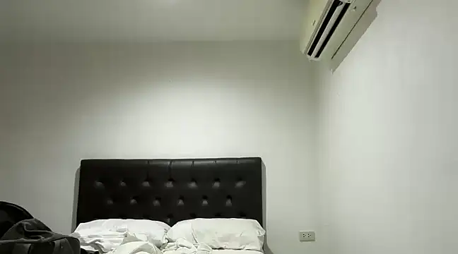 Snapshot of CamCrestXXX chatting on 03/22/25, 11:21 CamCrestXXX online show from 03/22/25, 11:21