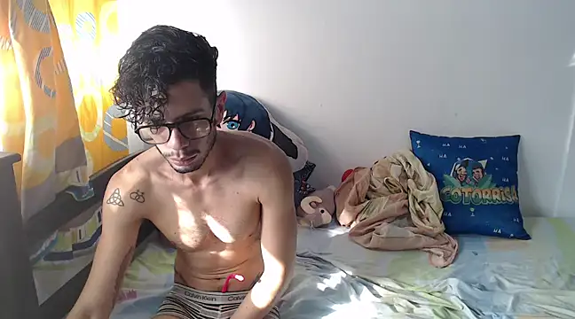 Snapshot of alisterxxx chatting on 02/18/25, 01:11 alisterxxx online show from 02/18/25, 01:11