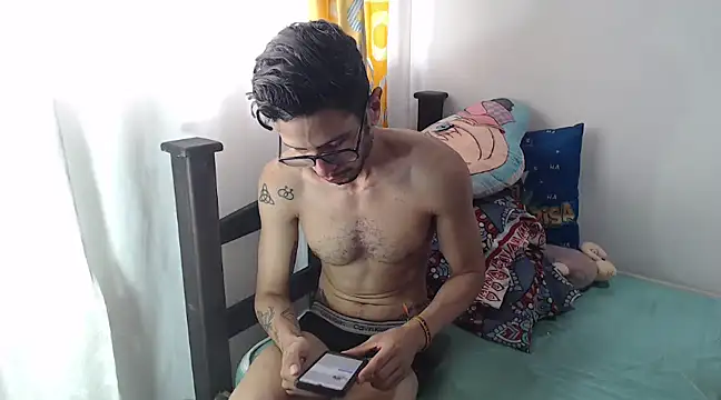 Snapshot of alisterxxx chatting on 03/03/25, 02:04 alisterxxx online show from 03/03/25, 02:04