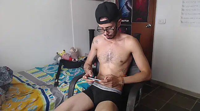 Snapshot of alisterxxx chatting on 03/20/25, 06:31 alisterxxx online show from 03/20/25, 06:31