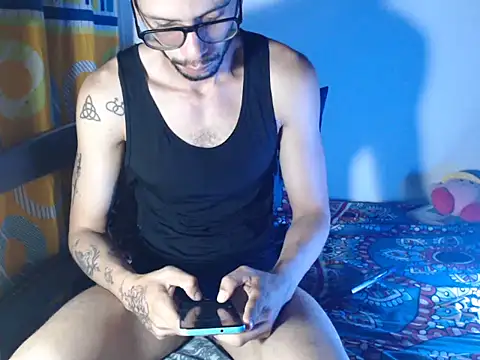 Snapshot of alisterxxx chatting on 10/11/25, 02:22 alisterxxx online show from 10/11/25, 02:22