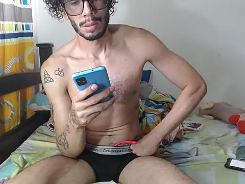 Snapshot of alisterxxx chatting on 10/23/25, 06:28 alisterxxx online show from 10/23/25, 06:28